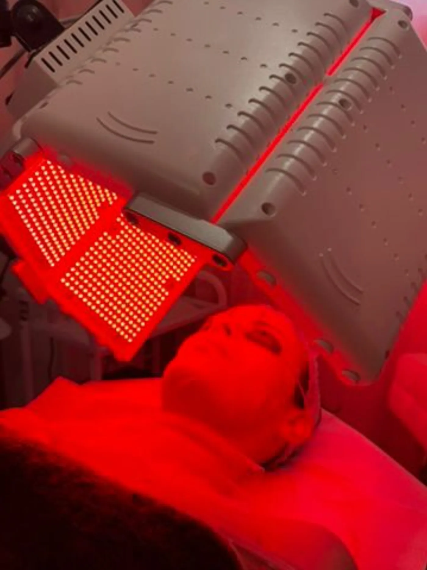 Fototerapia LED — czerwone światło (panel) podczas zabiegu w holi studio Bydgoszcz